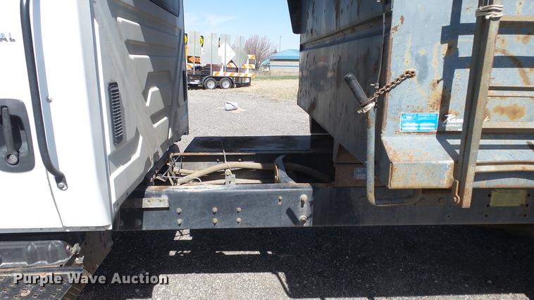 image for item DC3102 2005 International 4200 dump truck