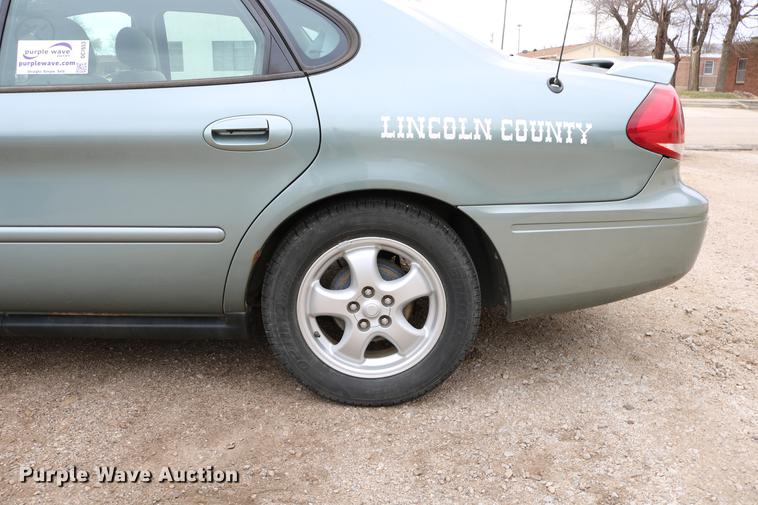 image for item DC7653 2006 Ford Taurus