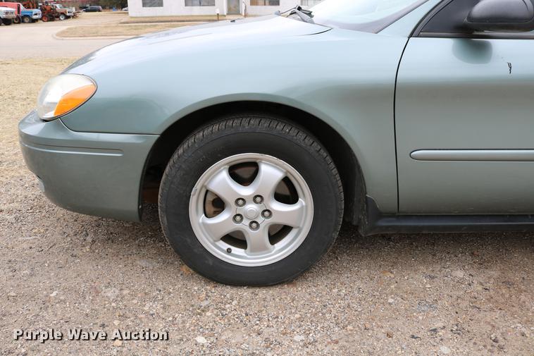 image for item DC7653 2006 Ford Taurus