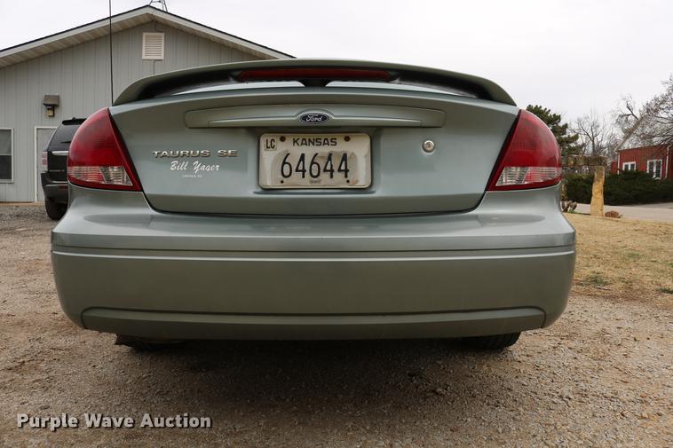 image for item DC7653 2006 Ford Taurus