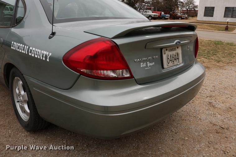 image for item DC7653 2006 Ford Taurus