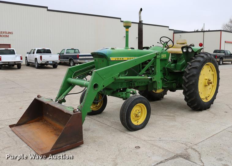 image for item DC7658 John Deere 2520 tractor
