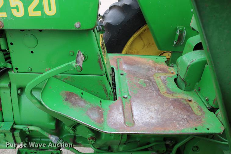 image for item DC7658 John Deere 2520 tractor