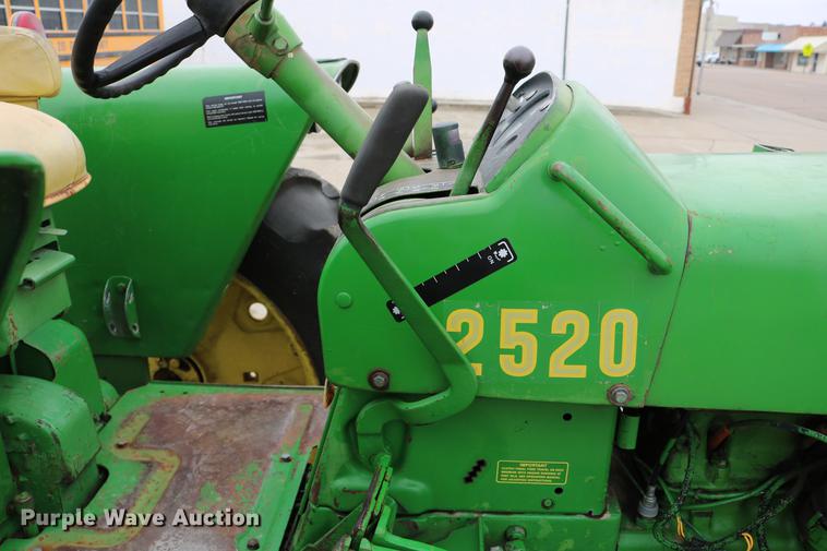 image for item DC7658 John Deere 2520 tractor