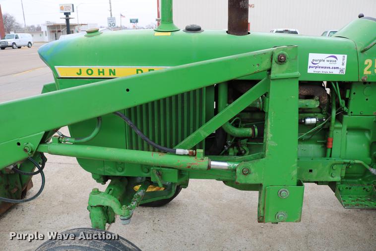 image for item DC7658 John Deere 2520 tractor