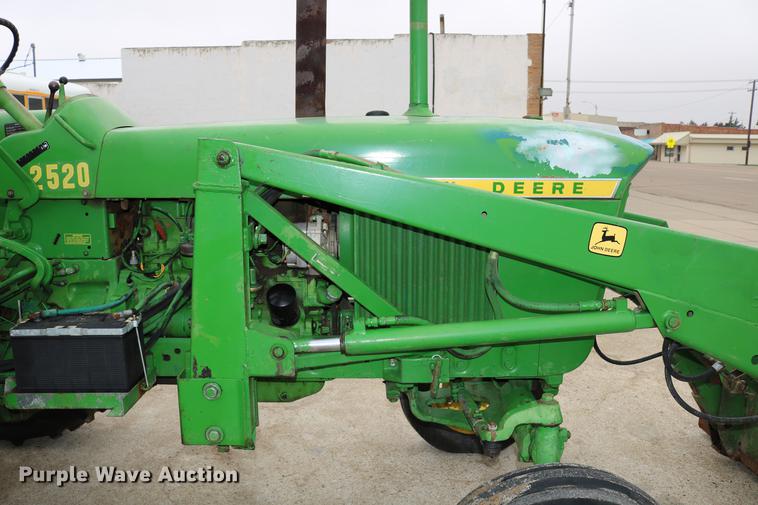 image for item DC7658 John Deere 2520 tractor