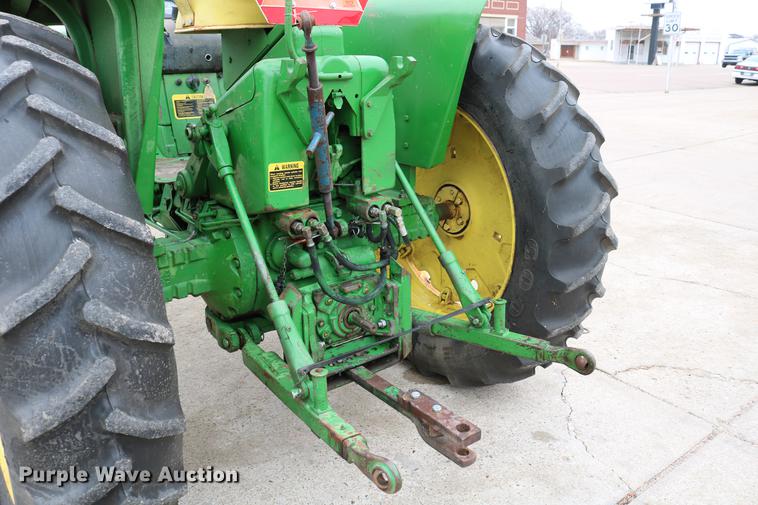 image for item DC7658 John Deere 2520 tractor
