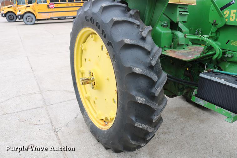 image for item DC7658 John Deere 2520 tractor