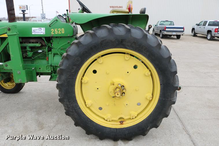image for item DC7658 John Deere 2520 tractor