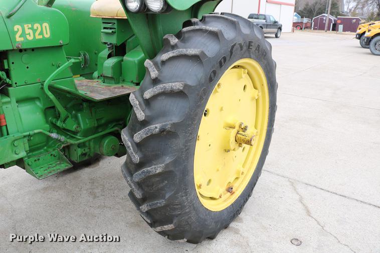 image for item DC7658 John Deere 2520 tractor