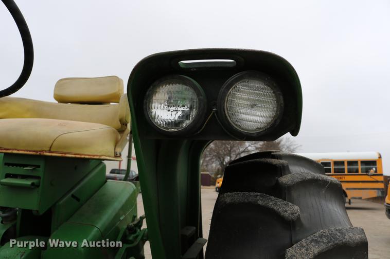 image for item DC7658 John Deere 2520 tractor