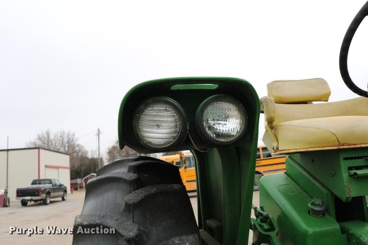 image for item DC7658 John Deere 2520 tractor