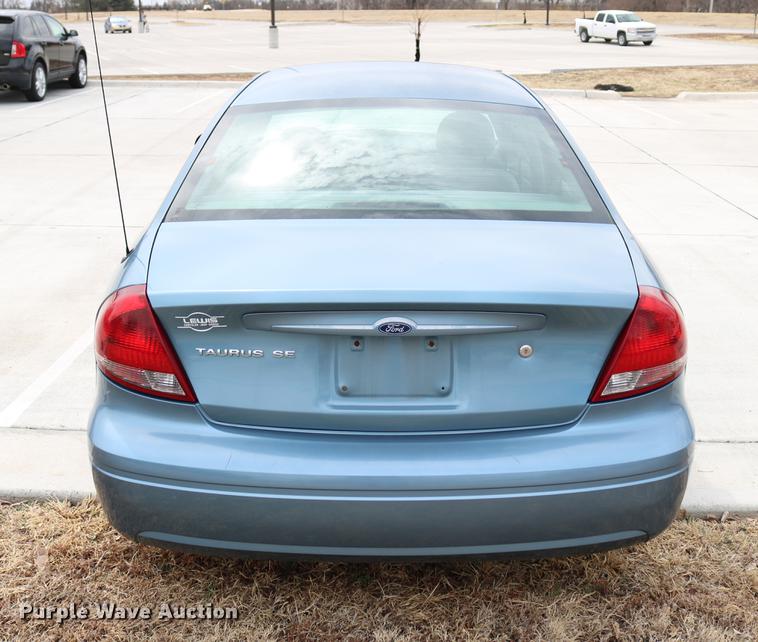 image for item DC7660 2005 Ford Taurus