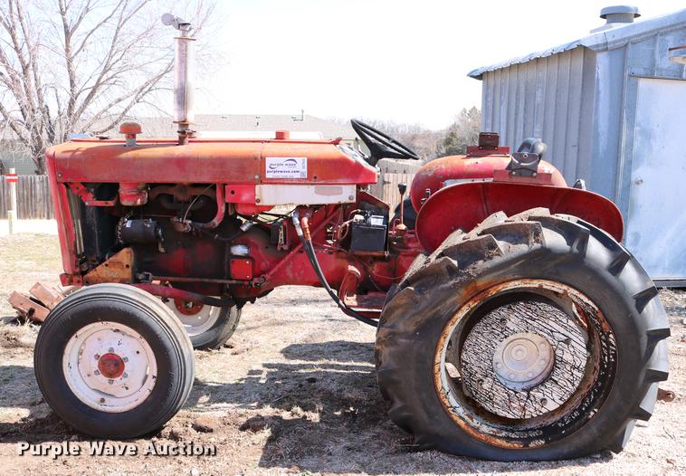 image for item DC7665 International 404 tractor