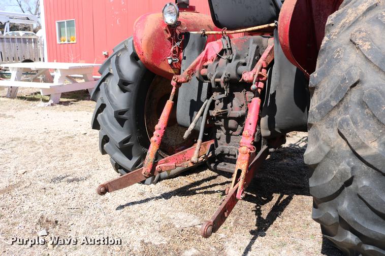 image for item DC7665 International 404 tractor