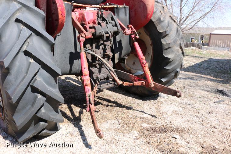 image for item DC7665 International 404 tractor