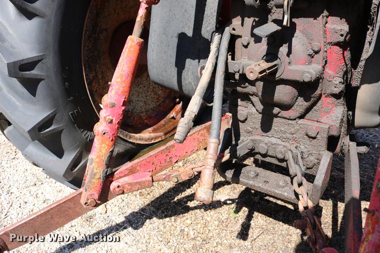 image for item DC7665 International 404 tractor