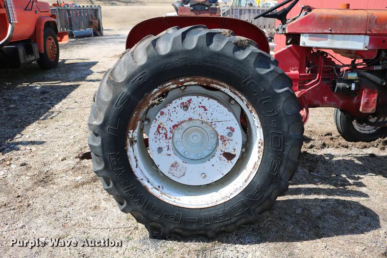 image for item DC7665 International 404 tractor