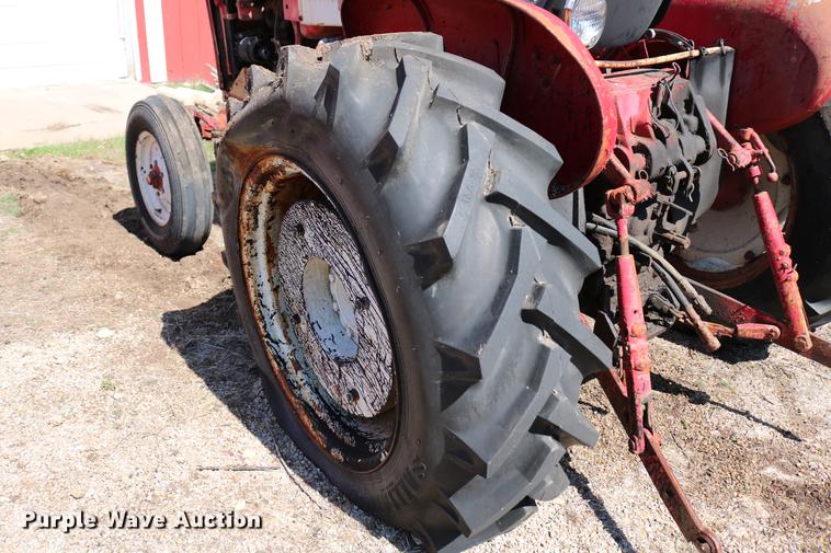 image for item DC7665 International 404 tractor