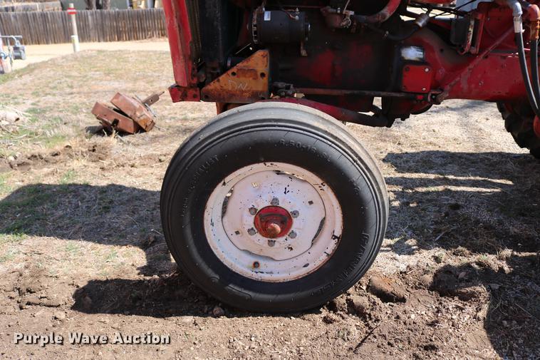 image for item DC7665 International 404 tractor