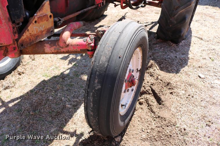 image for item DC7665 International 404 tractor