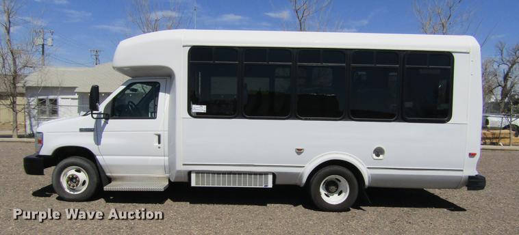 image for item DE6701 2010 Ford Econoline E450 shuttle bus