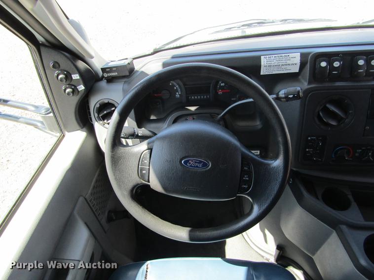 image for item DE6701 2010 Ford Econoline E450 shuttle bus