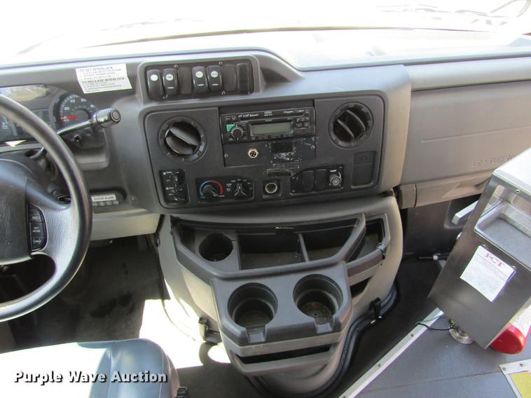image for item DE6701 2010 Ford Econoline E450 shuttle bus