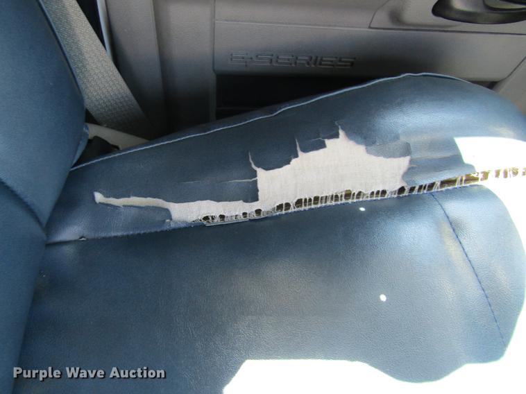 image for item DE6701 2010 Ford Econoline E450 shuttle bus