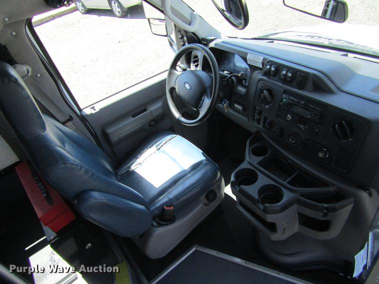 image for item DE6701 2010 Ford Econoline E450 shuttle bus