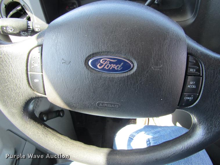 image for item DE6701 2010 Ford Econoline E450 shuttle bus