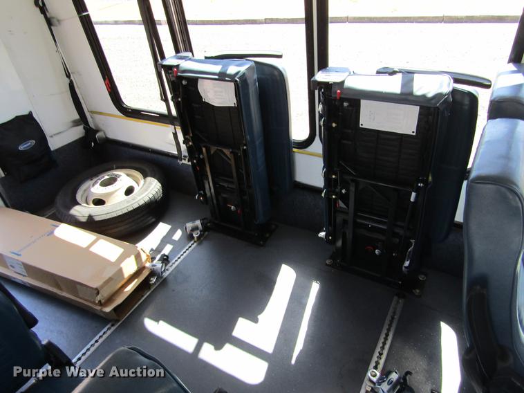 image for item DE6701 2010 Ford Econoline E450 shuttle bus