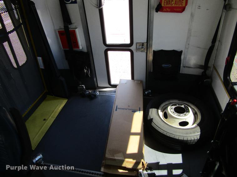 image for item DE6701 2010 Ford Econoline E450 shuttle bus