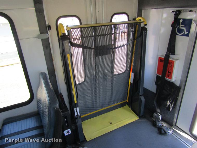 image for item DE6701 2010 Ford Econoline E450 shuttle bus