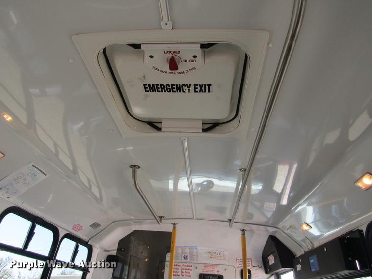 image for item DE6701 2010 Ford Econoline E450 shuttle bus