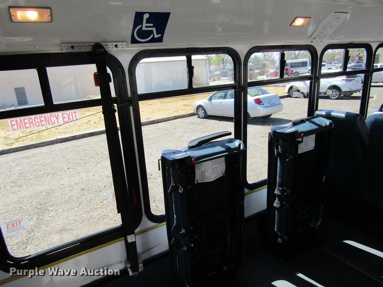 image for item DE6701 2010 Ford Econoline E450 shuttle bus