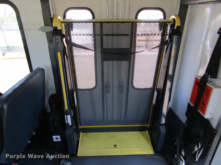 image for item DE6701 2010 Ford Econoline E450 shuttle bus