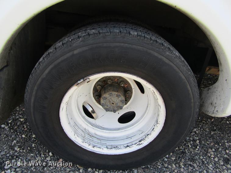 image for item DE6701 2010 Ford Econoline E450 shuttle bus