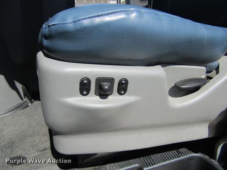 image for item DE6701 2010 Ford Econoline E450 shuttle bus