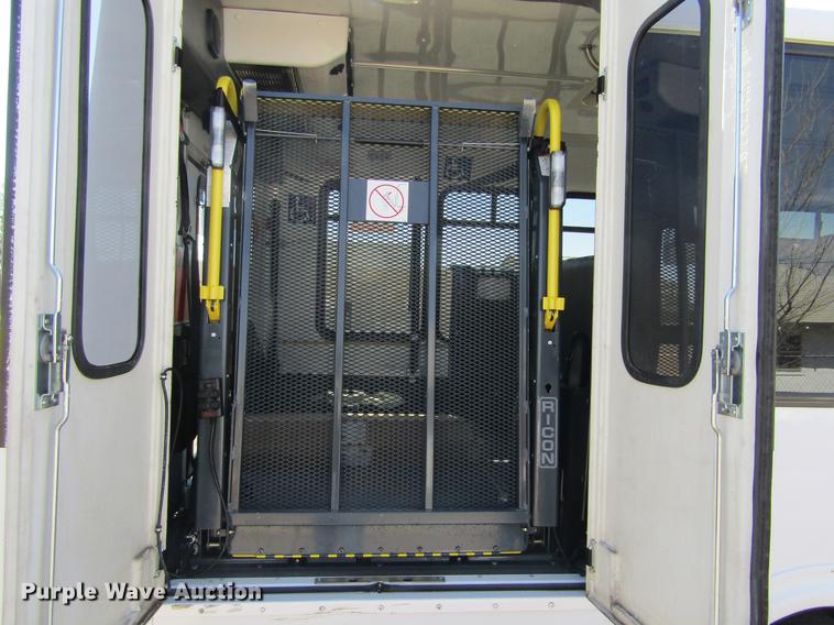 image for item DE6701 2010 Ford Econoline E450 shuttle bus