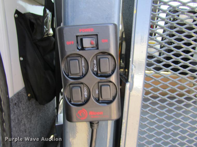 image for item DE6701 2010 Ford Econoline E450 shuttle bus