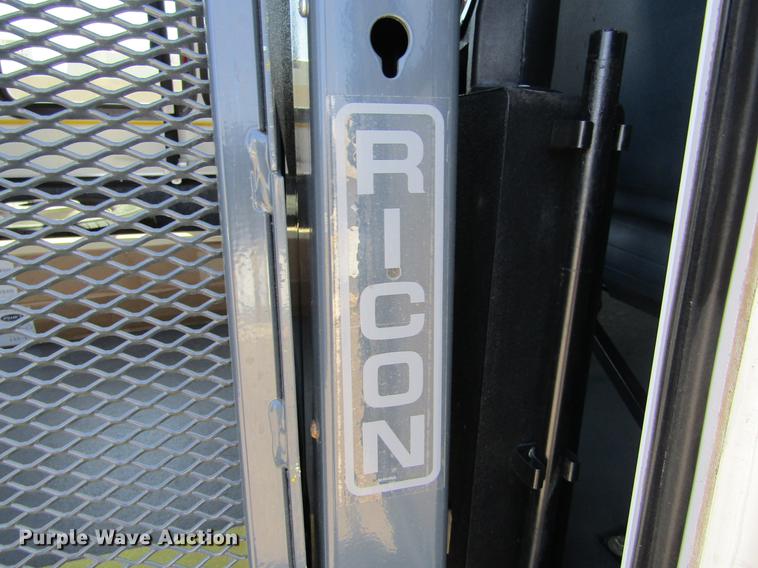 image for item DE6701 2010 Ford Econoline E450 shuttle bus