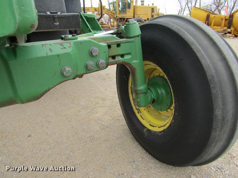 image for item DE6707 1995 John Deere 7600 tractor