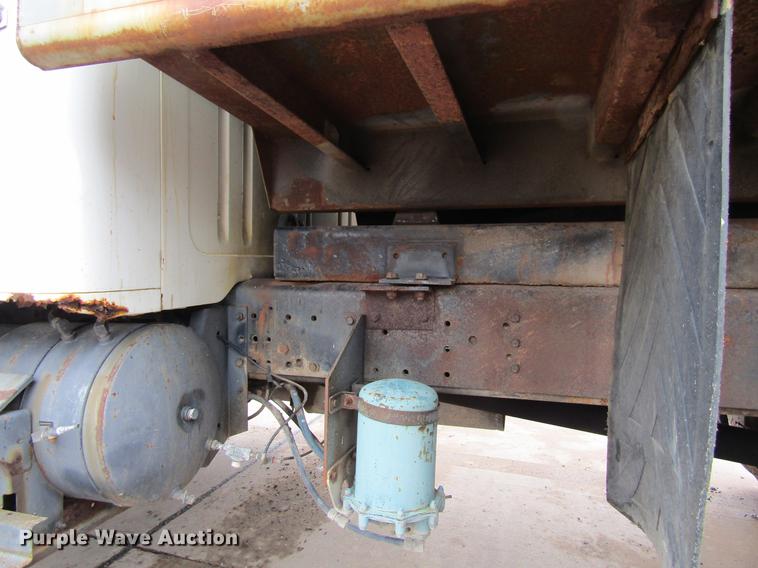 image for item DF3755 1991 International 4900 dump truck