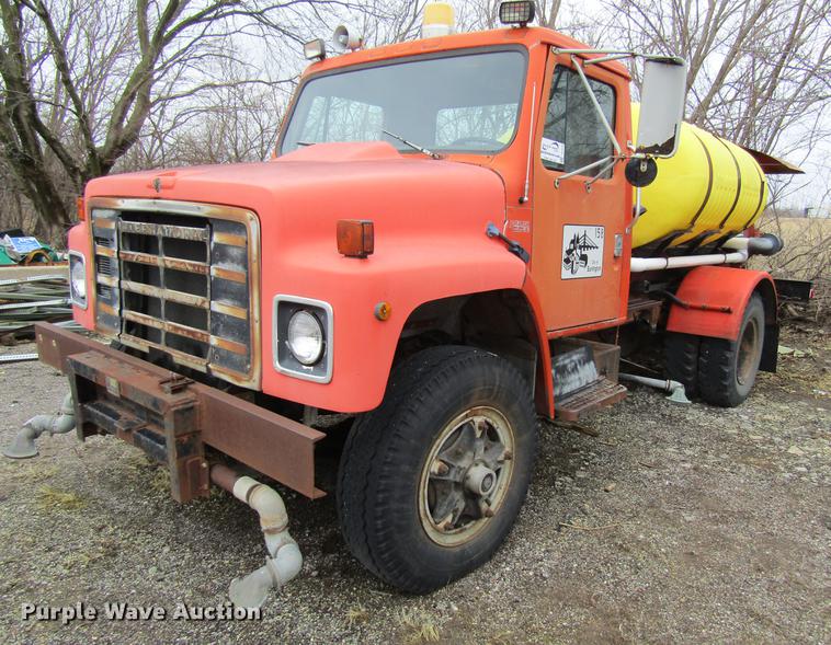 image for item DF3756 1981 International 1854 tank truck