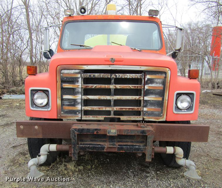 image for item DF3756 1981 International 1854 tank truck