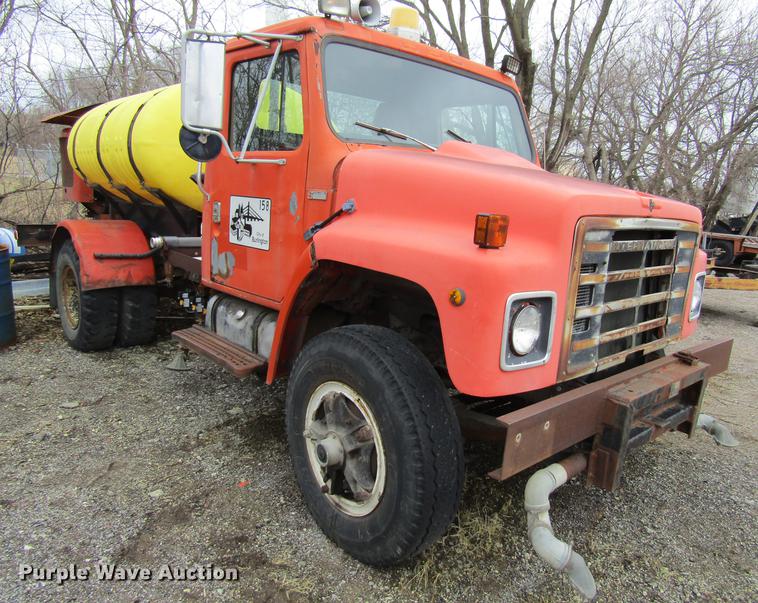 image for item DF3756 1981 International 1854 tank truck