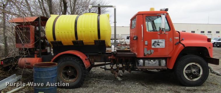 image for item DF3756 1981 International 1854 tank truck