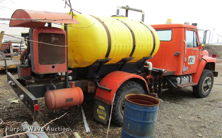 image for item DF3756 1981 International 1854 tank truck