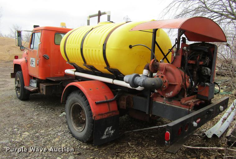 image for item DF3756 1981 International 1854 tank truck